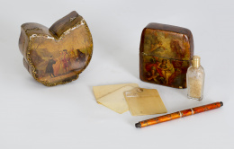 950.  Caja Vernis Martin con escena galante y una escena de un puerto. Interior con papel dorado y montado en plata, con marcas, París 1776 - 1777.