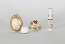 1477.  Bombonera de porcelana esmaltada con escena pastoril modelada y flores, montada en oro.Samson, Francia, pp. del S. XX..