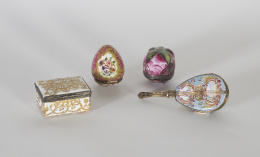 1288.  Caja con forma de huevo en metal esmaltado en rosa y dorado con cartelas de ramilletes.Stafforshire, Inglaterra, S. XVIII..