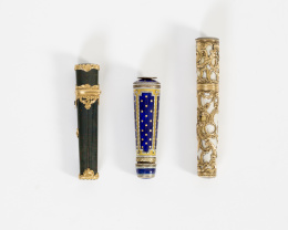 1483.  Estuche de esmalte azul, esmalte guilloché en ocre y plata dorada, y cuatro pequeños brillantes.Trabajo francés, S. XIX.