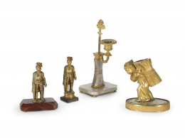 1294.  Pareja de soldados de bronce dorado, uno apoya sobre base de ónix.Trabajo francés, S. XIX.
