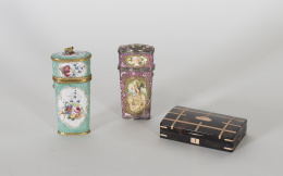 1293.  Caja de carey y oro, con forma de arcón.Trabajo francés, S. XIX.