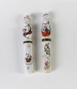 1485.  Dos “etuis” esmaltados tapas con cabezas de señoritas, trabajo francés, S. XVIII.