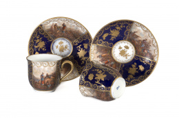 1086.  Pareja de tazas de porcelana esmaltada y dorada.Meissen, 1860-1924..