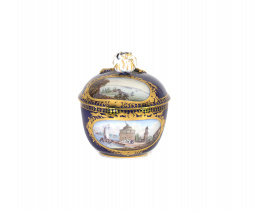 1073.   “Pot à crème” de porcelana esmaltada en azul y dorada.Meissen, 1818-1860..