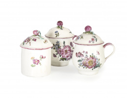 545.  Tres “pot à crème” de porcelana esmaltada decoradas con flores esmaltadas. Marca incisa D.V. en la base.Mennecy-Villeroy (1738-1806)..