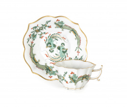 1084.  Taza y plato de porcelana esmaltada de verde de estilo oriental.Meissen, 1860-1924..