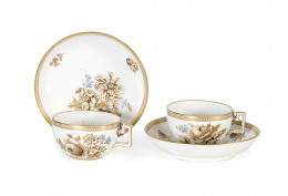 1075.  Dos tazas y dos platos de porcelana esmaltada en ocre, amarillo y dorado.Periodo Marcolini, Meissen, 1774 - 1813.