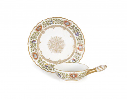 1078.  Taza y plato de porcelana esmaltada y dorada con flores.Sévres, Chateau de las Tulleries, 1846..