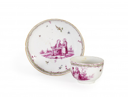 1091.  Taza y plato de porcelana esmaltada en ocre, verde y rosa.Höchst, Alemania, 1764-1798..