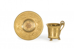 1079.  Taza de porcelana esmaltada y dorada, de estilo imperio.Berlín, S. XIX..