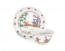 1088.  Taza con plato de porcelana esmaltada de “familia rosa”.Trabajo chino para la exportación, ffs. del S. XVIII.