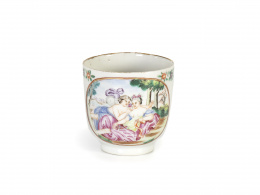 1081.  Taza de porcelana esmaltada de “familia rosa”, con cartela decorativa y flores.Trabajo chino para la exportación, ffs. del S. XVIII.