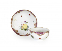 549.  Taza y plato en porcelana inglesa. “Chelsea”, S. XVIII.