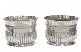 1086.  Pareja de maceteros de plata decoración de hojas y sogueado. Con marcas.S. XX..