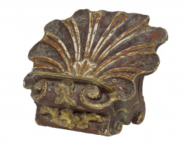 1033.  Atril de madera tallada, dorada y policromada con forma de venera.Trabajo español, primera mitad del S. XVIII..