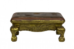 998.  Peana para imagen de madera tallada, estucada y dorada, sobre patas cabriolé de garra sobre bola.Trabajo andaluz, S. XIX