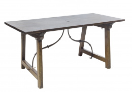 557.  Bufete en madera de nogal con fiadores de hierro.Castilla, S. XVII