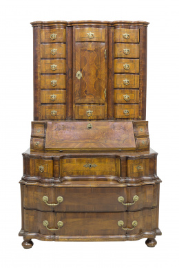 445.  “Schreibschrank” en nogal con marquetería geométrica y floral.Sur de Alemania, h. 1760-70.