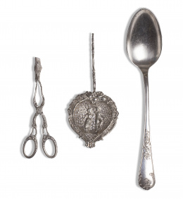 1190.  Pinzas para servir de plata con decoración, repujada y grabada.Trabajo francés, S. XIX.