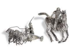 1123.  Figura de jinete montando a caballo en plata y pequeña cuádriga. 