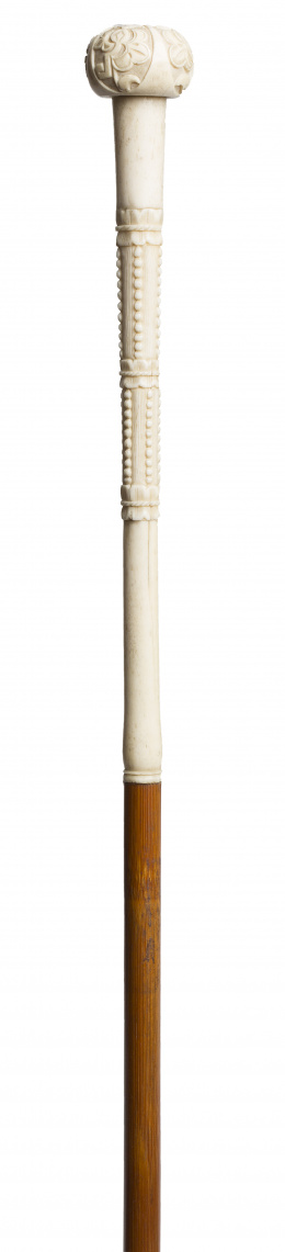 491.  Bastón de marfil tallado, rematado por bola, S. XIX.
