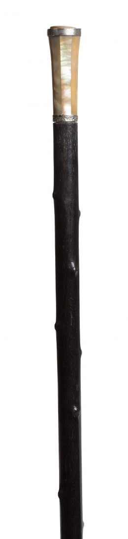 487.  Bastón de madera ebonizada con mago de nácar, S. XIX.