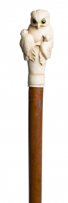 488.  Bastón con mango de marfil tallado con forma de buho, S. XIX.