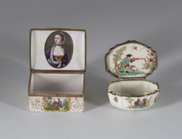 836.  Caja de esmalte con escenas galantes en cartelas y decoración en relieve, interior con retrato de dama pintado en un óvalo.Trabajo inglés, Bilston, h. 1760..
