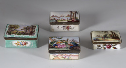 832.  Caja en esmalte verde y blanco con escena bucólica en la tapa y cartelas con flores.Bilston, Inglaterra, S. XVIII.