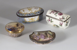 846.  Caja esmaltada con escena galante, montada en plata con decoración grabada, interior con guirnaldas de flores.Trabajo vienés, S. XIX.