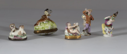 841.  Perfumero de porcelana esmaltada con un personaje de la Commedia dell’ArteMeissen, S. XVIII..