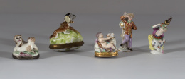 838.  Bombonera con dos leones de porcelana esmaltada, tapa interior con flores.Inglaterra, Staffordshire S. XVIII.