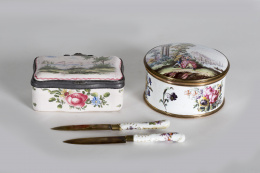 1145.  Pareja de cuchillos con mangos de porcelana esmaltada con flores.Trabajo alemán, S. XIX.