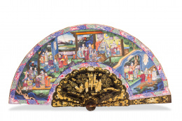 555.  Abanico con país pintado a gouache con caras en marfil y en el reverso con paisajes, con padrones de madera lacada y dorada. Trabajo chino para la exportación, h. 1850