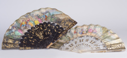 991.  Dos abanicos: uno con país litografiado, pintado e iluminado, con escenas galantes, varillas de nácar con decoración en oro; el otro con país litografiado, iluminado y pintado, con escena galante, las varillas de madera lacada y dorada.S. XIX.