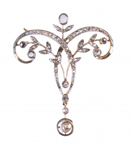 259.  Broche de diamantes Belle Epoque con diseño simétrico de ramas entre cintas, y brillante en chatón colgante.