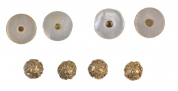 106.  Conjunto de 4 botones en metal dorado y calado, y 4 botones en nácar y metal, pp. S. XX