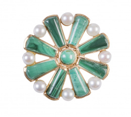 133.  Broche circular con ocho brazos de malaquita alternos con perlas cultivadas 