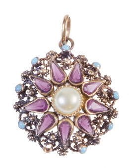 87.  Colgante circular de pp. S. XX con amatistas perilla y turquesas rodeando símil perla central