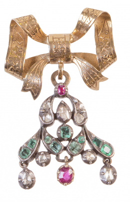 38.  Broche de lazo de ff. S. XVIII con colgante acampanado de diamantes esmeraldas y rubíes.