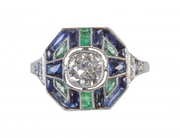 336.  Sortija Art-Decó octogonal con un brillante en chatón central de 0,90 ct aprox, rodeado de zafiros y esmeraldas calibrados en dibujo geométrico
