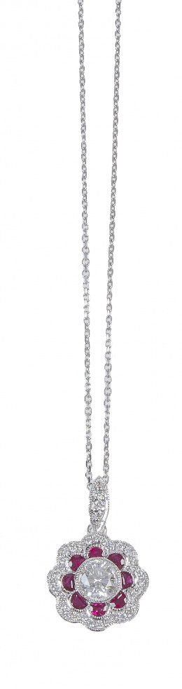 290.  Colgante en forma de flor con brillante central de 0,36 ct orlado de rubíes calibrados a modo de pétalos y con orla exterior lobulada de brillantes