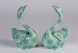 1110.  Pareja de incensarios de porcelana esmaltada de verde, con marcas incisas en la base.Trabajo chino, S. XIX - XX.