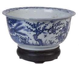 1120.  Jardinera esmaltada en azul de cobalto.Trabajo chino, diastia Qing, ffs. del S. XIX