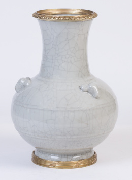 1121.  Jarrón en porcelana esmaltada craquelé en esmalte de celadón, montado en bronce dorado.Trabajo chino, pp. del S. XX