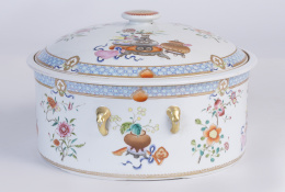 1111.  Sopera con tapa de porcelana esmaltada de la familia rosa, con elementos decorativos de la vida cotidiana.Trabajo chino para la exportación, dinastia Qing, S. XIX.