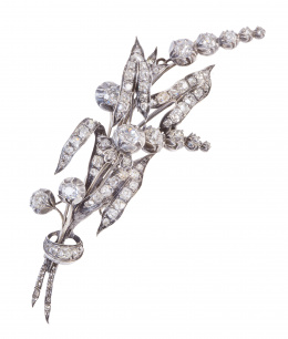 37.  Broche rama de brillantes de talla antigua c.1880, engastados en estilizadas hojas de diferente movimiento y en garras simulando flores