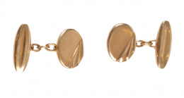 80.  Gemelos ovalados de pp. S. XX con decoración de bandas plegadas en un lado