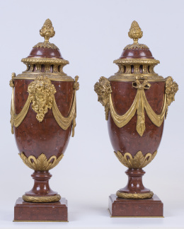 606.  Pareja de jarrones estilo Luis XVI, de mármol rojo, montados en bronce dorado con "drapperies" a cada lado con caras de Baco Probablemente trabajo  sueco, c. 1830